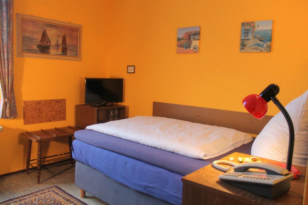 Hotel Adler Дюселдорф Екстериор снимка