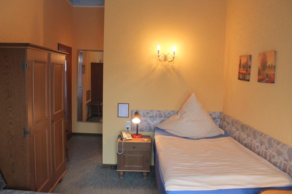 Hotel Adler Дюселдорф Екстериор снимка