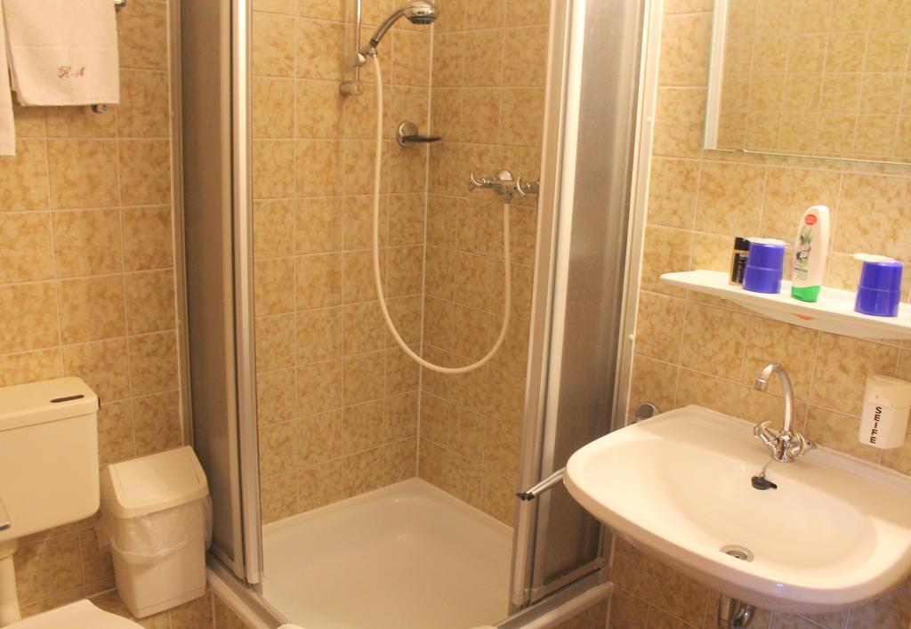 Hotel Adler Дюселдорф Екстериор снимка